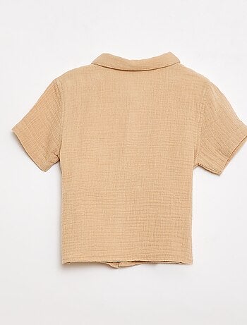 Een tweedelige set hemd + short