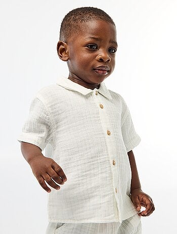 Een tweedelige set hemd + short