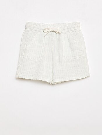 Een tweedelige set hemd + short