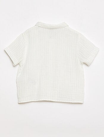 Een tweedelige set hemd + short