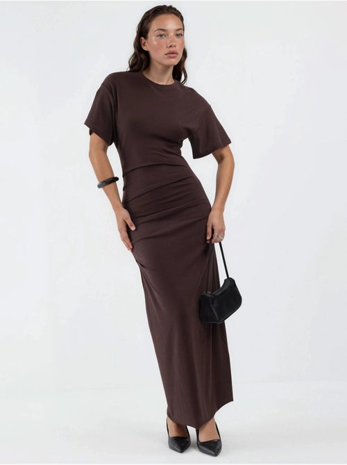 Effen bodycon midi-jurk met ronde hals busem - Kiabi Effen bodycon midi-jurk met ronde hals busem - Kiabi