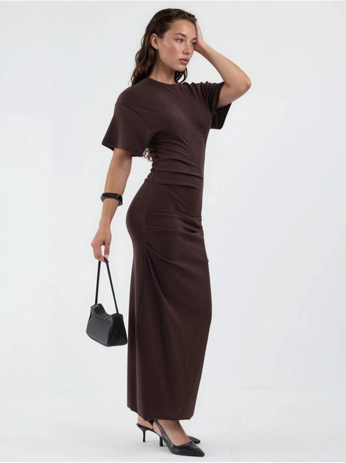 Effen bodycon midi-jurk met ronde hals busem - Kiabi Effen bodycon midi-jurk met ronde hals busem - Kiabi