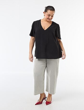 Effen, soepelvallende blouse met korte mouwen