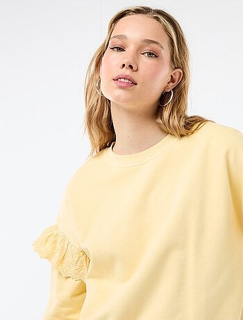 Effen sweater met volantjes van Engels borduurwerk op de mouwen