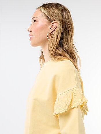 Effen sweater met volantjes van Engels borduurwerk op de mouwen