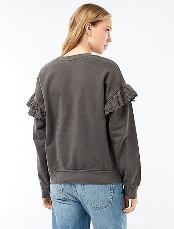 Effen sweater met volantjes van Engels borduurwerk op de mouwen