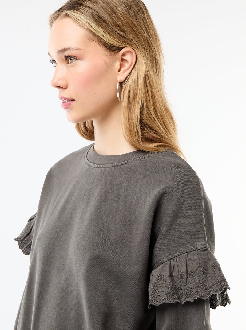 Effen sweater met volantjes van Engels borduurwerk op de mouwen Grijs - Kiabi