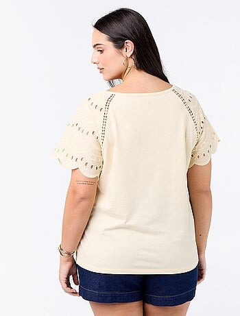 Effen T-shirt met borduursels op de mouwen