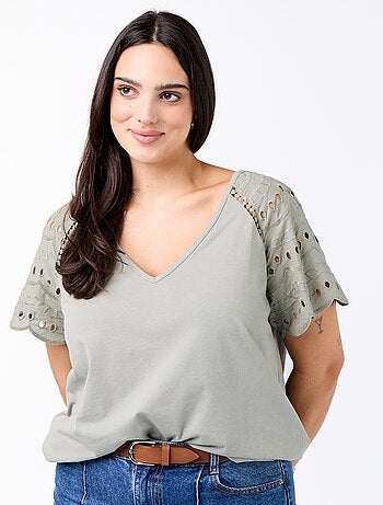 Effen T-shirt met borduursels op de mouwen