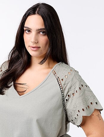 Effen T-shirt met borduursels op de mouwen