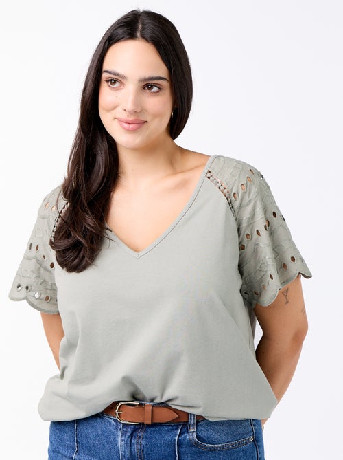 Effen T-shirt met borduursels op de mouwen - Kiabi