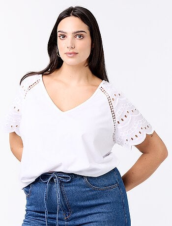 Effen T-shirt met borduursels op de mouwen