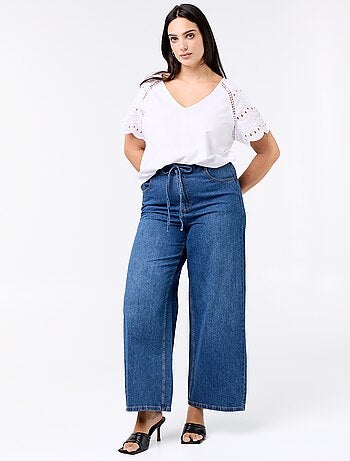 Effen T-shirt met borduursels op de mouwen