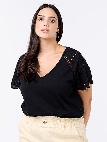 Effen T-shirt met borduursels op de mouwen