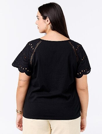 Effen T-shirt met borduursels op de mouwen