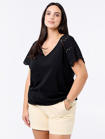 Effen T-shirt met borduursels op de mouwen