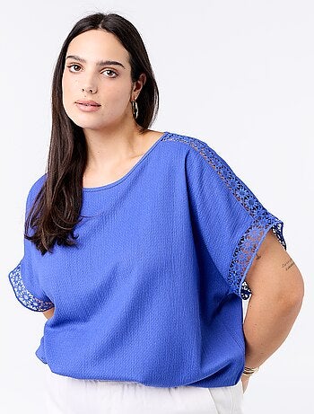 Effen T-shirt met borduurwerk en macramé op de mouwen