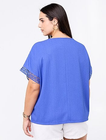 Effen T-shirt met borduurwerk en macramé op de mouwen