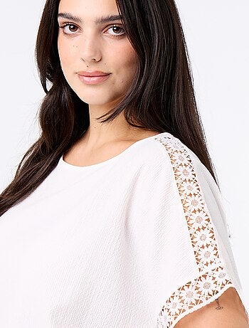 Effen T-shirt met borduurwerk en macramé op de mouwen
