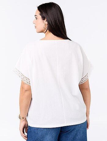 Effen T-shirt met borduurwerk en macramé op de mouwen