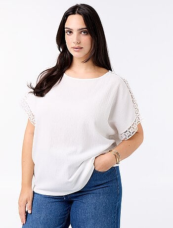 Effen T-shirt met borduurwerk en macramé op de mouwen