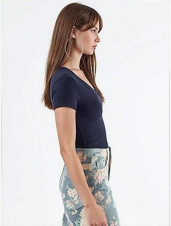 Elastische t-shirt met korte mouwen en v-hals busem