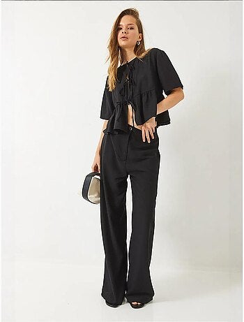 Ensemble deux pièces chemisier et pantalon à manches courtes avec détails noués lucci