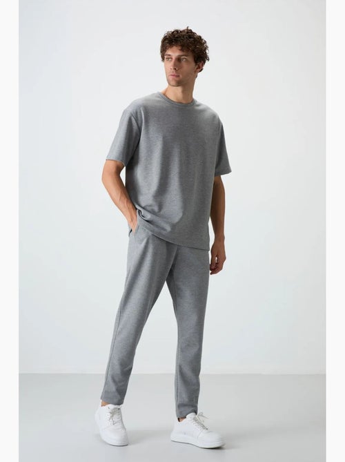 Ensemble homme t-shirt oversize et pantalon tommy - Kiabi Ensemble homme t-shirt oversize et pantalon tommy - Kiabi