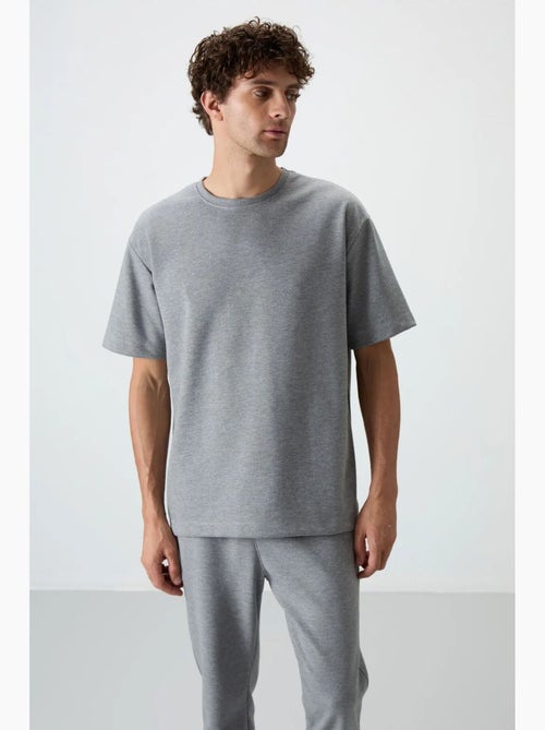 Ensemble homme t-shirt oversize et pantalon tommy - Kiabi Ensemble homme t-shirt oversize et pantalon tommy - Kiabi