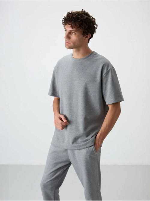 Ensemble homme t-shirt oversize et pantalon tommy - Kiabi Ensemble homme t-shirt oversize et pantalon tommy - Kiabi