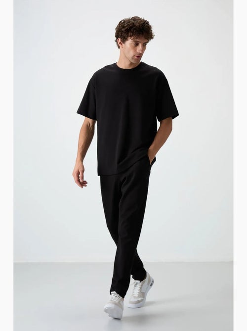 Ensemble homme t-shirt oversize et pantalon tommy - Kiabi Ensemble homme t-shirt oversize et pantalon tommy - Kiabi
