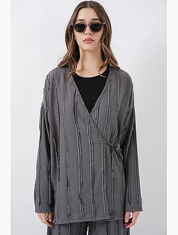 Ensemble kimono et pantalon large à col en v texturé et détail cravate bdart