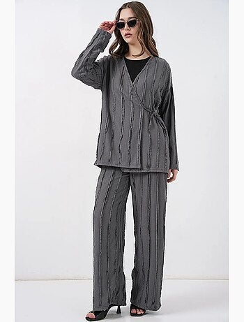 Ensemble kimono et pantalon large à col en v texturé et détail cravate bdart