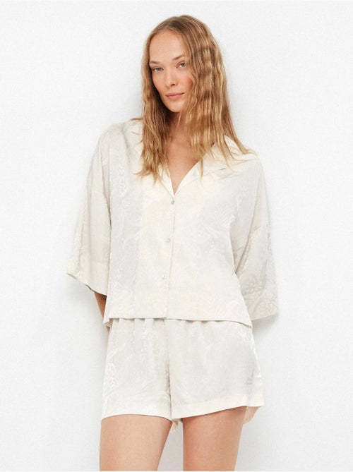 Ensemble pyjama short et chemise en tissu jacquard satiné - Kiabi Ensemble pyjama short et chemise en tissu jacquard satiné - Kiabi