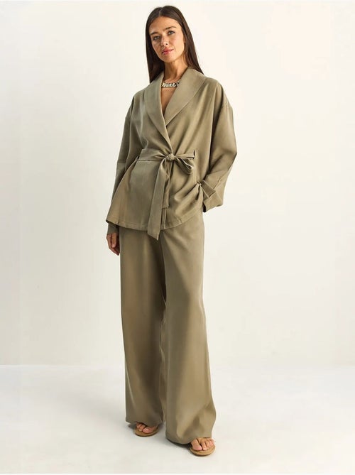 Ensemble taille haute avec détail nœud et col châle lucci - Kiabi Ensemble taille haute avec détail nœud et col châle lucci - Kiabi