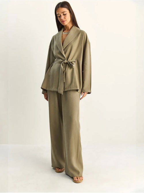 Ensemble taille haute avec détail nœud et col châle lucci - Kiabi Ensemble taille haute avec détail nœud et col châle lucci - Kiabi