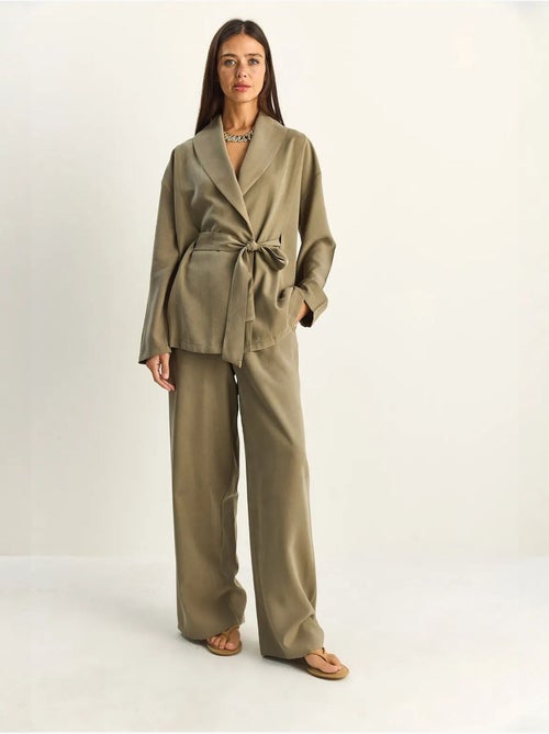 Ensemble taille haute avec détail nœud et col châle lucci - Kiabi Ensemble taille haute avec détail nœud et col châle lucci - Kiabi