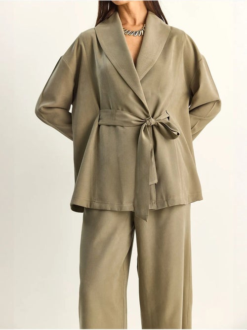 Ensemble taille haute avec détail nœud et col châle lucci - Kiabi Ensemble taille haute avec détail nœud et col châle lucci - Kiabi