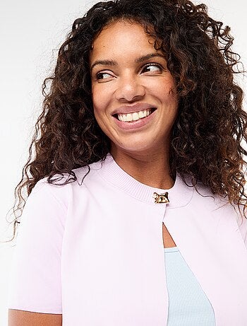 Fermeture par bijou doré au col