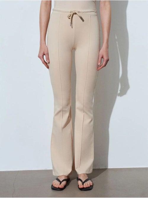 Flared jerseybroek met middelhoge taille en trekkoord dilvin - Kiabi Flared jerseybroek met middelhoge taille en trekkoord dilvin - Kiabi
