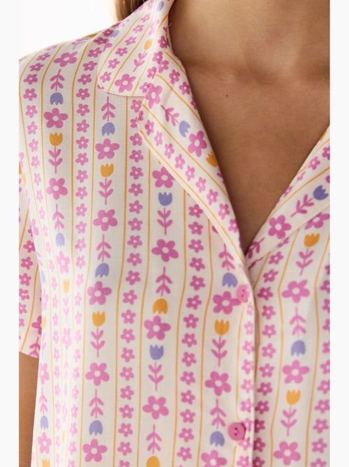 Flora bloemenprint korte mouwen pyjamaset met hemd en broek penti - Kiabi Flora bloemenprint korte mouwen pyjamaset met hemd en broek penti - Kiabi