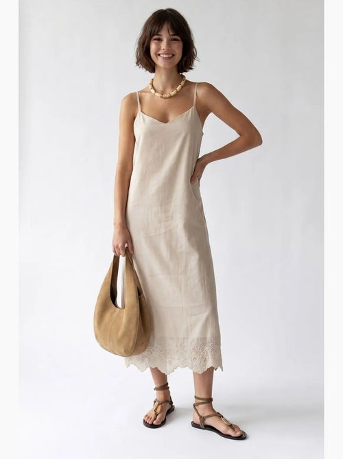 Geborduurde a-lijn midi slipdress mixray - Kiabi Geborduurde a-lijn midi slipdress mixray - Kiabi