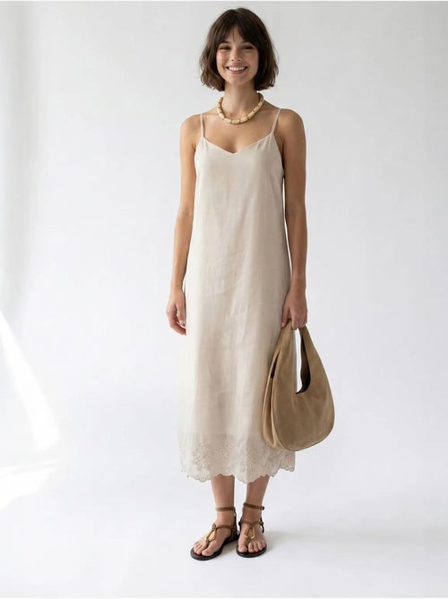 Geborduurde a-lijn midi slipdress mixray - Kiabi Geborduurde a-lijn midi slipdress mixray - Kiabi