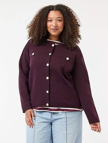 Gebreid vest met reliëfpatroontje en knopen in retrostijl