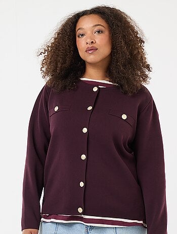 Gebreid vest met reliëfpatroontje en knopen in retrostijl