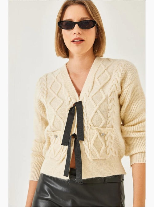 Gebreide cardigan met strikzak aan de voorkant lucci - Kiabi Gebreide cardigan met strikzak aan de voorkant lucci - Kiabi