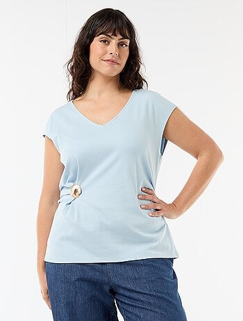 Gedrapeerd T-shirt met goudkleurig sieraad