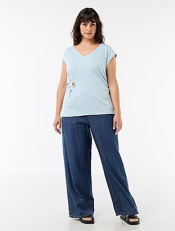 Gedrapeerd T-shirt met goudkleurig sieraad
