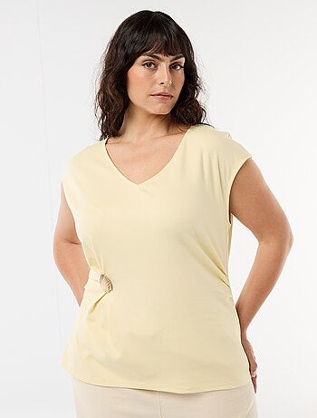 Gedrapeerd T-shirt met goudkleurig sieraad