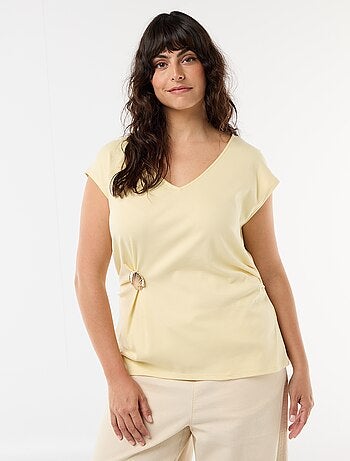 Gedrapeerd T-shirt met goudkleurig sieraad